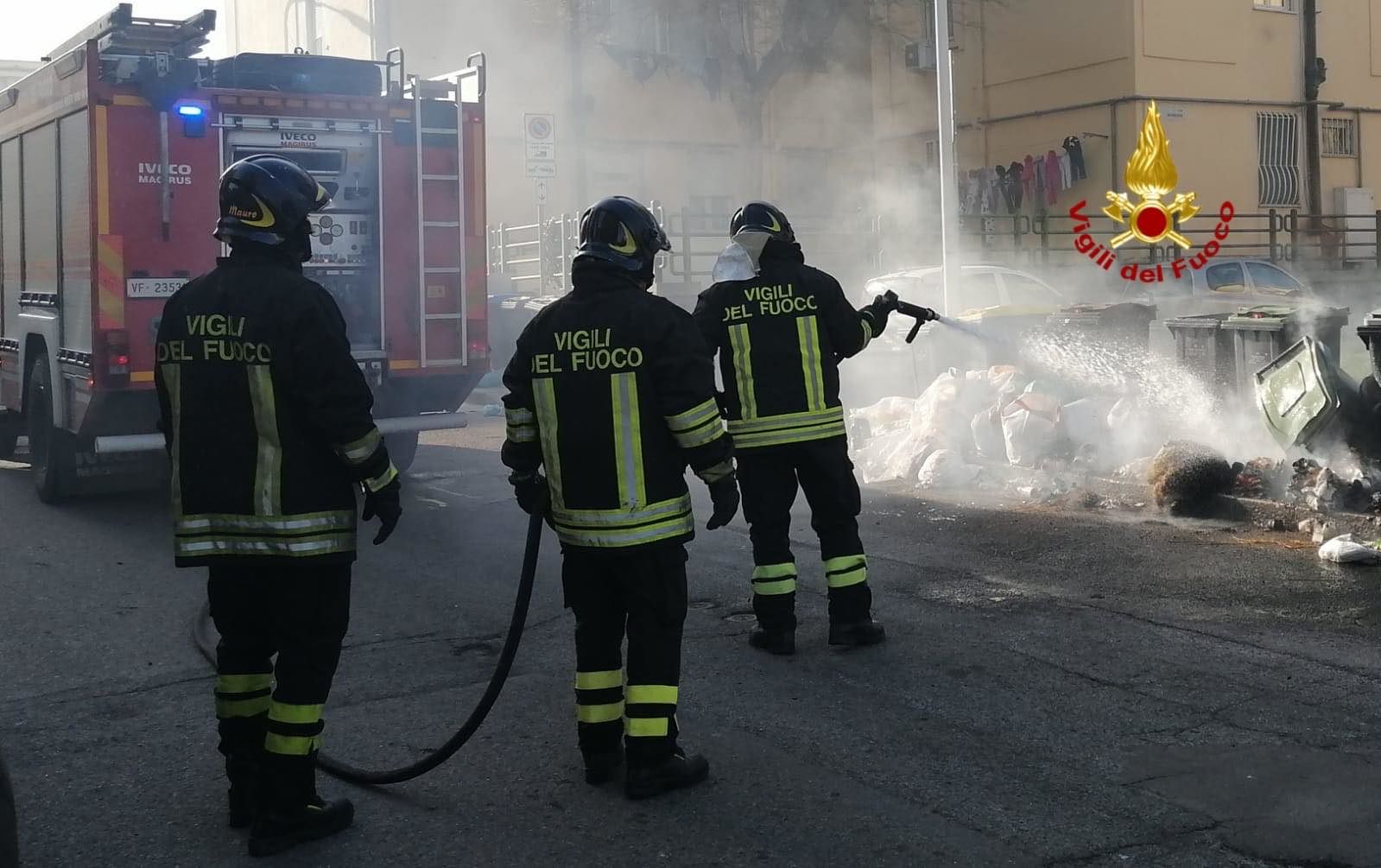Cagliari, cassonetti di rifiuti in fiamme a San Michele