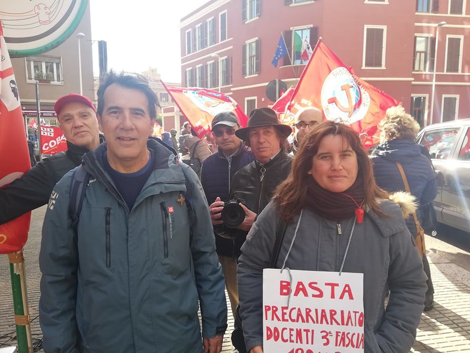 Cagliari, la rabbia dei prof precari: “Stipendi bassi e costretti a partire fuori per lavorare”