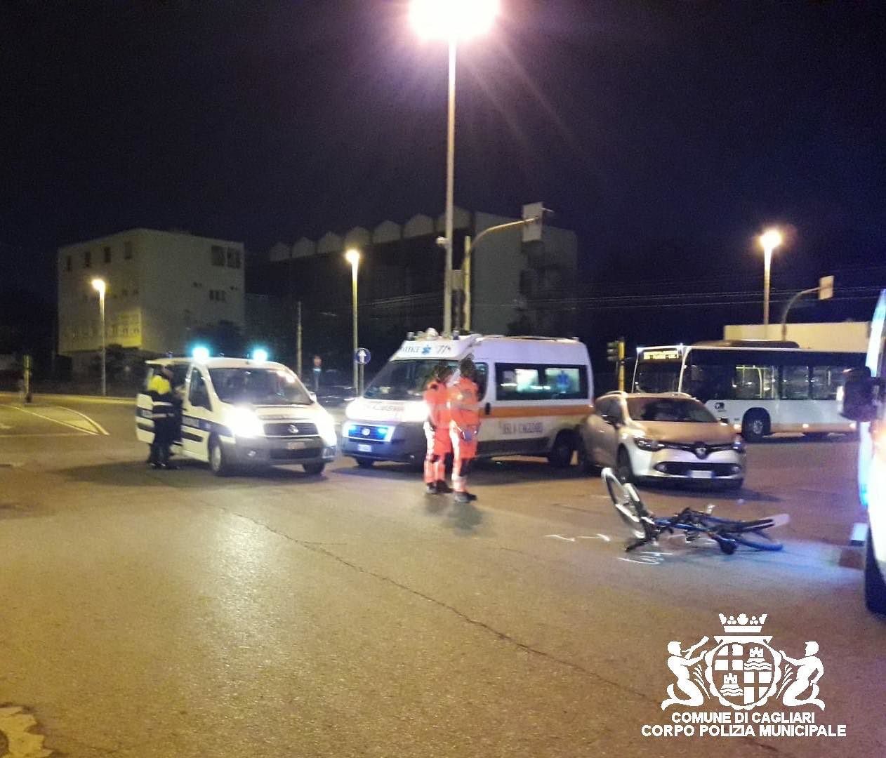 Cagliari, scontro all’alba tra un’auto e una bici: ciclista all’ospedale in codice rosso