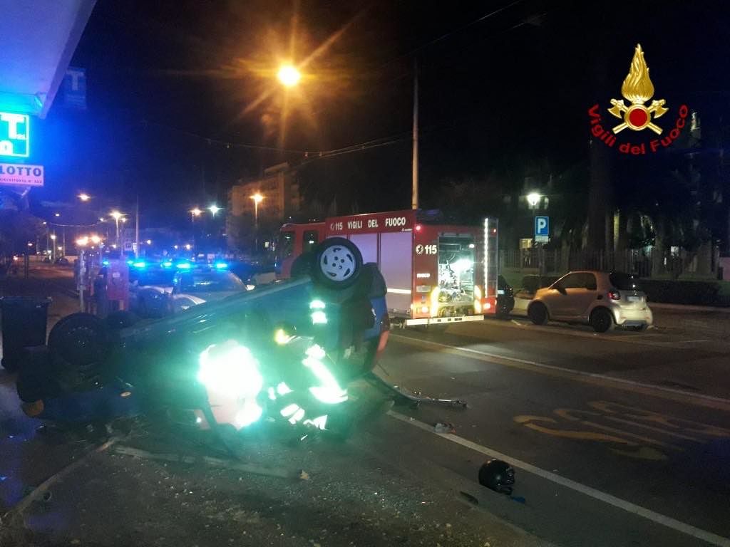 Cagliari, perde il controllo dell’auto e si ribalta in viale Bonaria