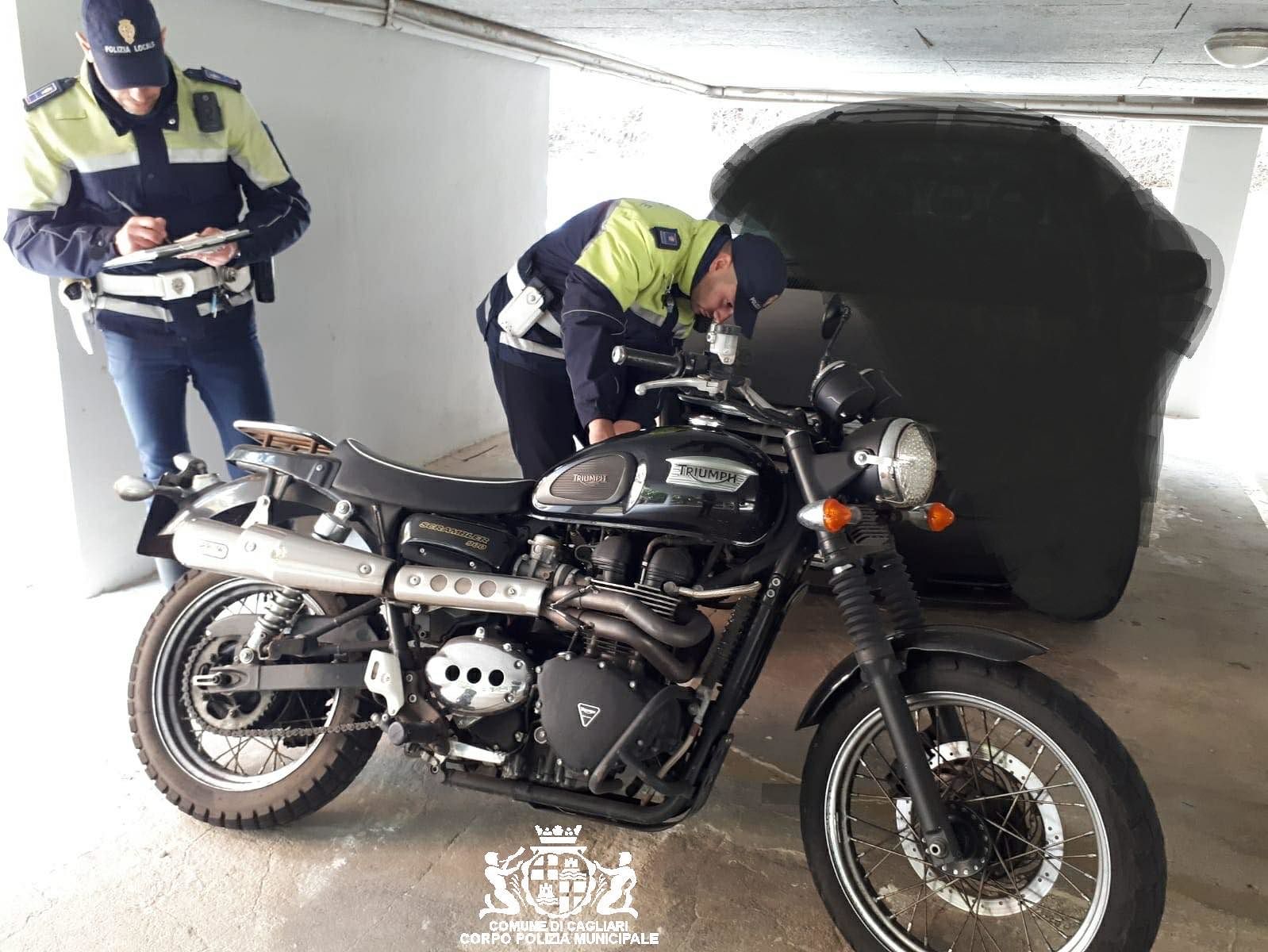 Cagliari, finge di fermarsi all’alt della Municipale e fugge: guidava con la patente scaduta e senza assicurazione