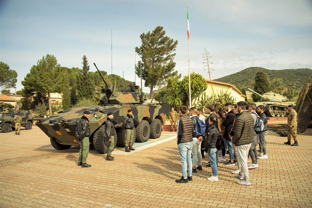 Teulada, caserme aperte: decine di giovani aspiranti militari tra simulazioni e storia