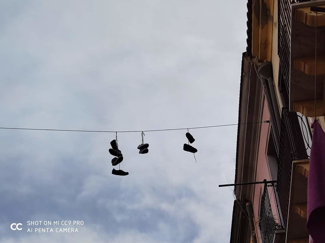 Cagliari, scarpe volanti nel Corso: “La moda dello shoefiti”