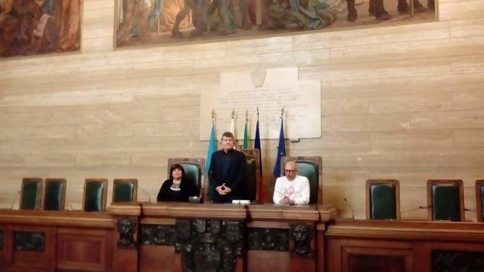 Cagliari, i genitori degli “angeli” Giulia e Amelia premiati in Comune: “Stanno donando sorrisi a molti bambini”