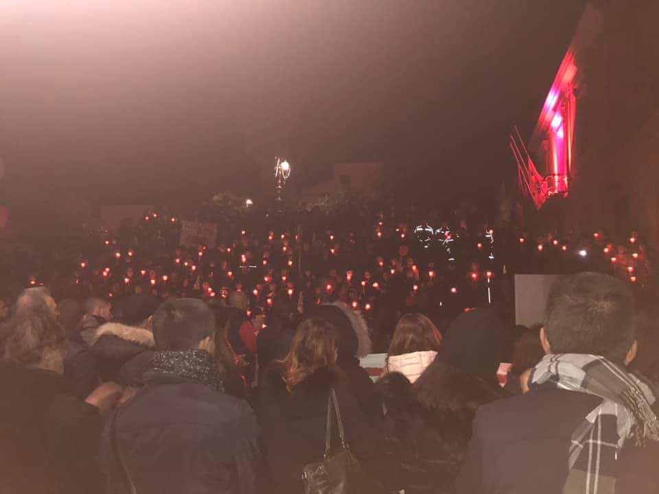 Sorso, preghiere e fiaccole per ricordare Zdenka Krejcikova: “Basta con i femminicidi”