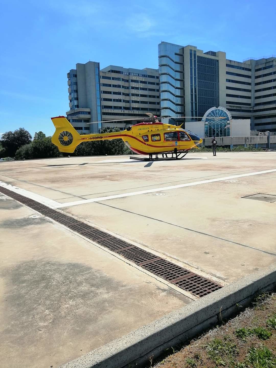 Cagliari, lotta tra la vita e la morte il 22enne rimasto ferito nello schianto sulla 196