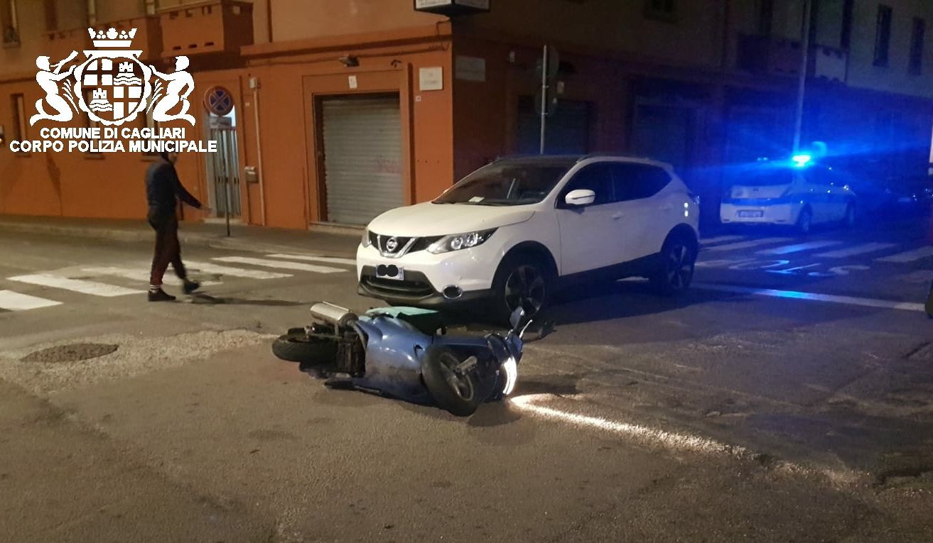 Cagliari, brutto schianto auto-moto in pieno centro: 33enne ferito finisce all’ospedale