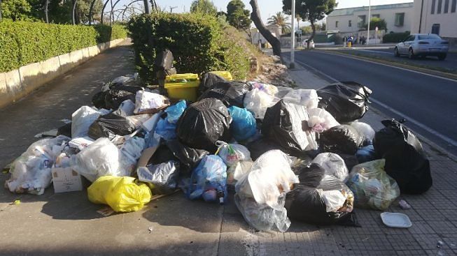 Cagliari, fioccano le multe per gli incivili dei rifiuti: “Diecimila euro al mese”
