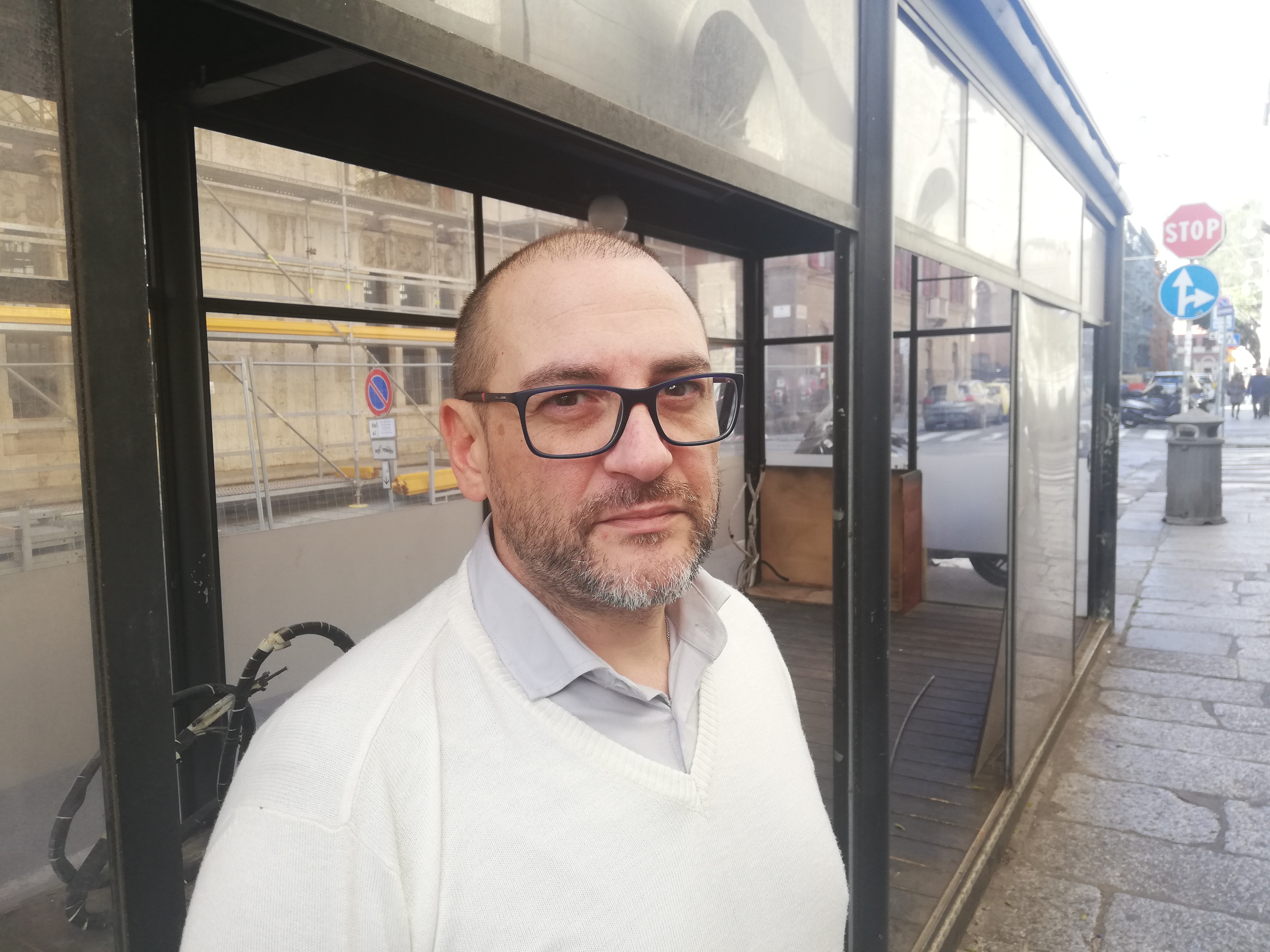 Cagliari, gazebo abbandonato in via Crispi: “L’hanno occupato dei senzatetto che sporcano e urlano”