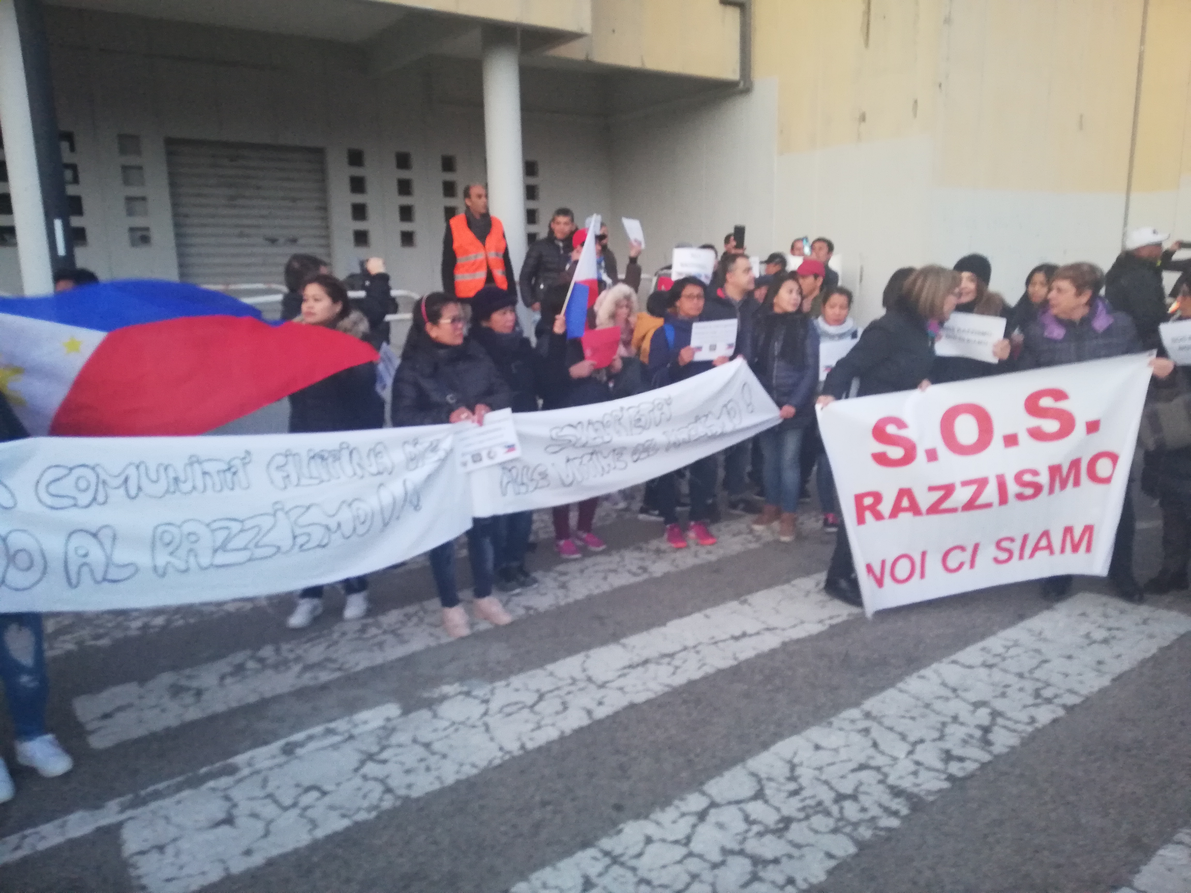 Filippino pestato sul bus, Assemini in piazza contro il razzismo: “Siamo tutti Demetrio” 