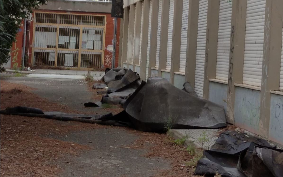 Monserrato, danni all’ex scuola di via Carbonara: dal tetto volano maxi pezzi di guaina