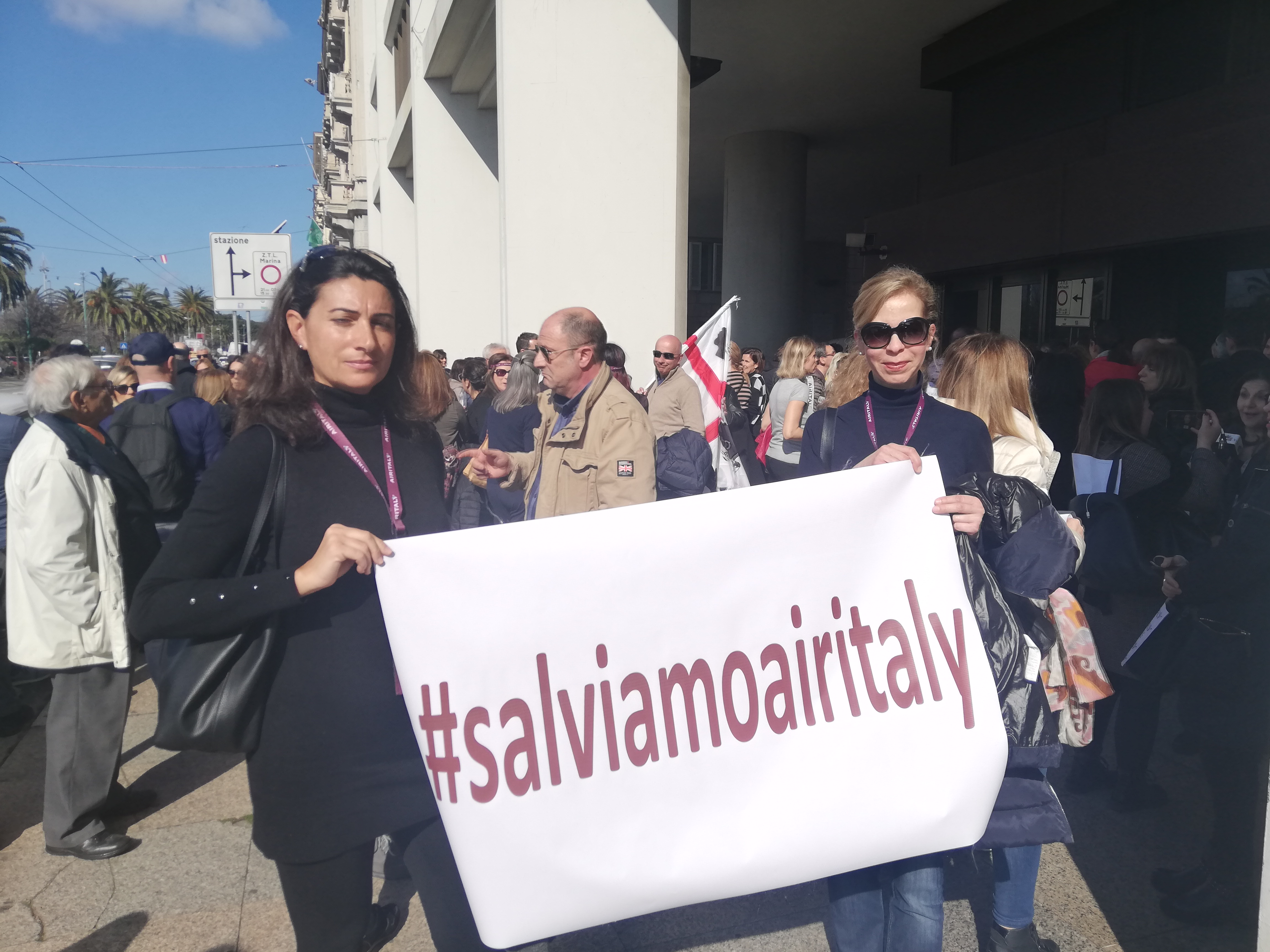 Cagliari, i dipendenti di Air Italy assediano il Consiglio regionale: “Vogliamo continuare a lavorare, salvateci”