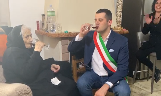 Sardegna, i 103 anni di zia Rosa Congiu: un brindisi con un bel bicchiere di rosso – VIDEO