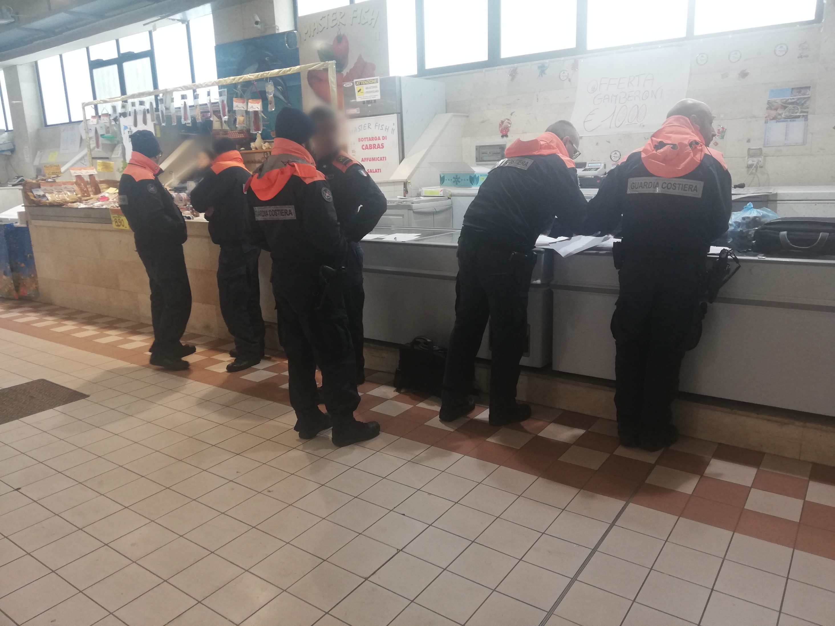 Cagliari, blitz della Guardia Costiera al mercato: maxi sequestro di pesce congelato