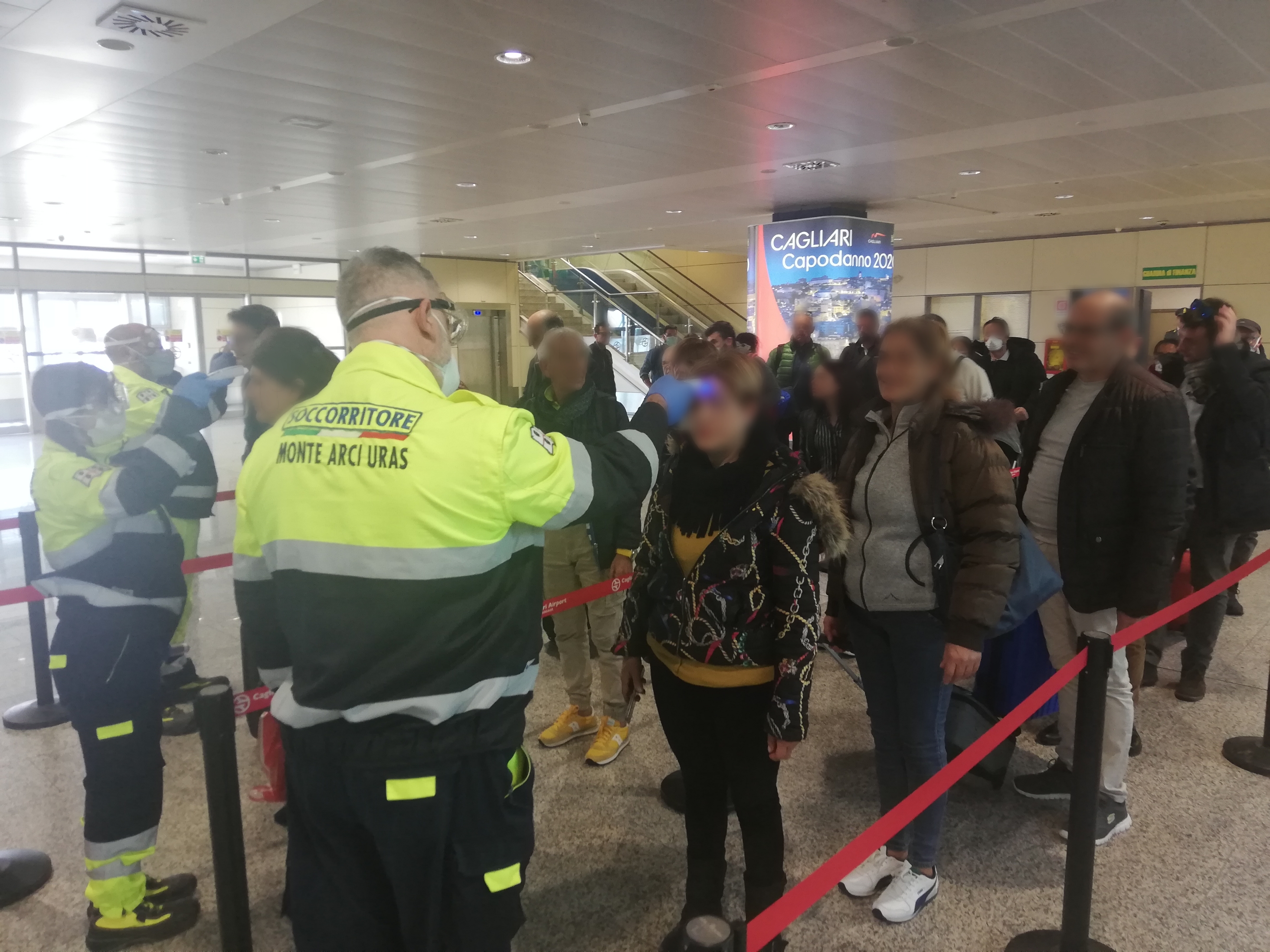 Coronavirus, aeroporto di Elmas ai raggi x: passeggeri tra droni e termometri a infrarossi