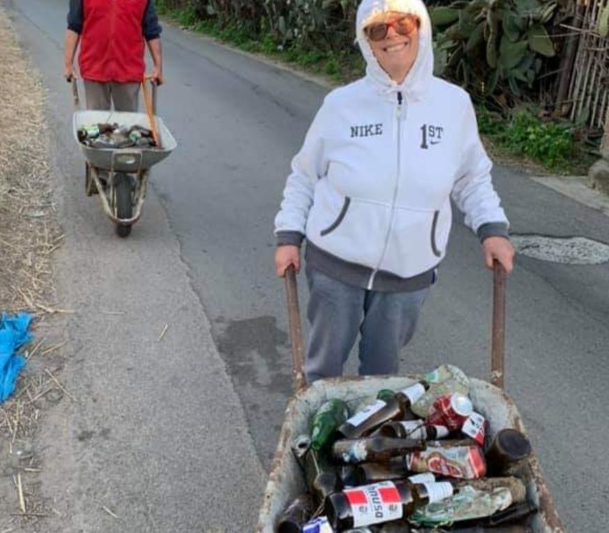 Quartu, i cittadini ripuliscono le strade di Flumini: “Abbiamo raccolto lattine scadute da tanti anni”