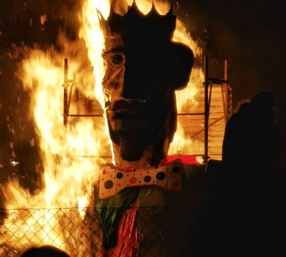 Cagliari, il Carnevale si chiude tra allegria e tradizione: Cancioffali brucia davanti a migliaia di persone mascherate