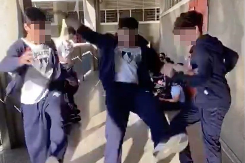 In rete i video dello sgambetto spacca testa, allarme in Sardegna: “Rischio di lesioni gravissime”