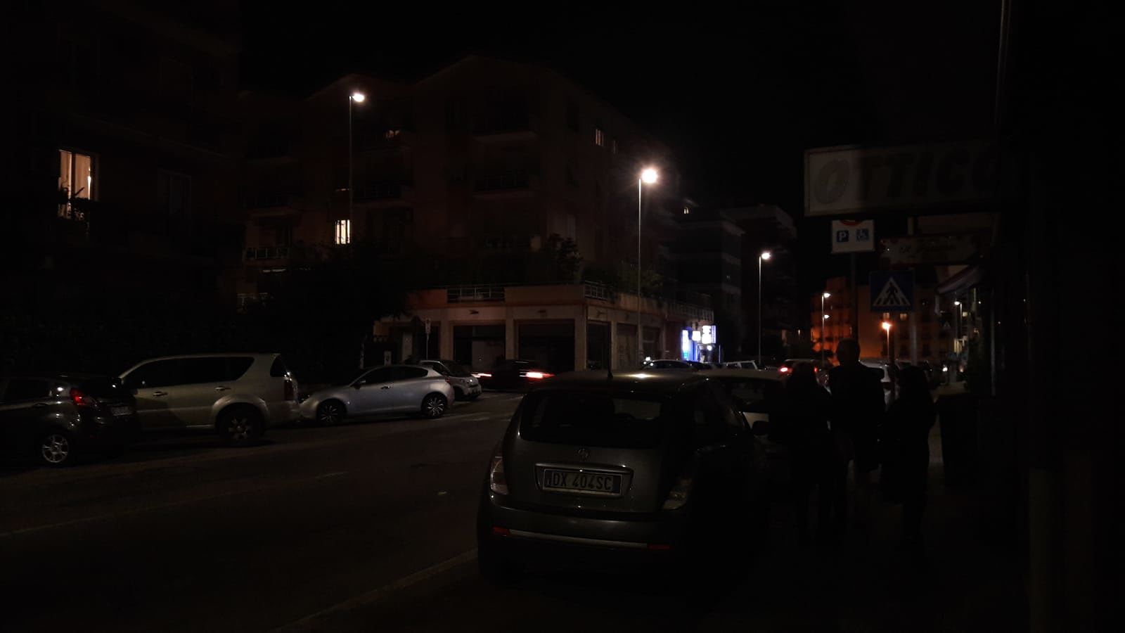 Cagliari, protesta choc dei negozianti di via della Pineta: “Insegne e vetrine spente contro la pista ciclabile”