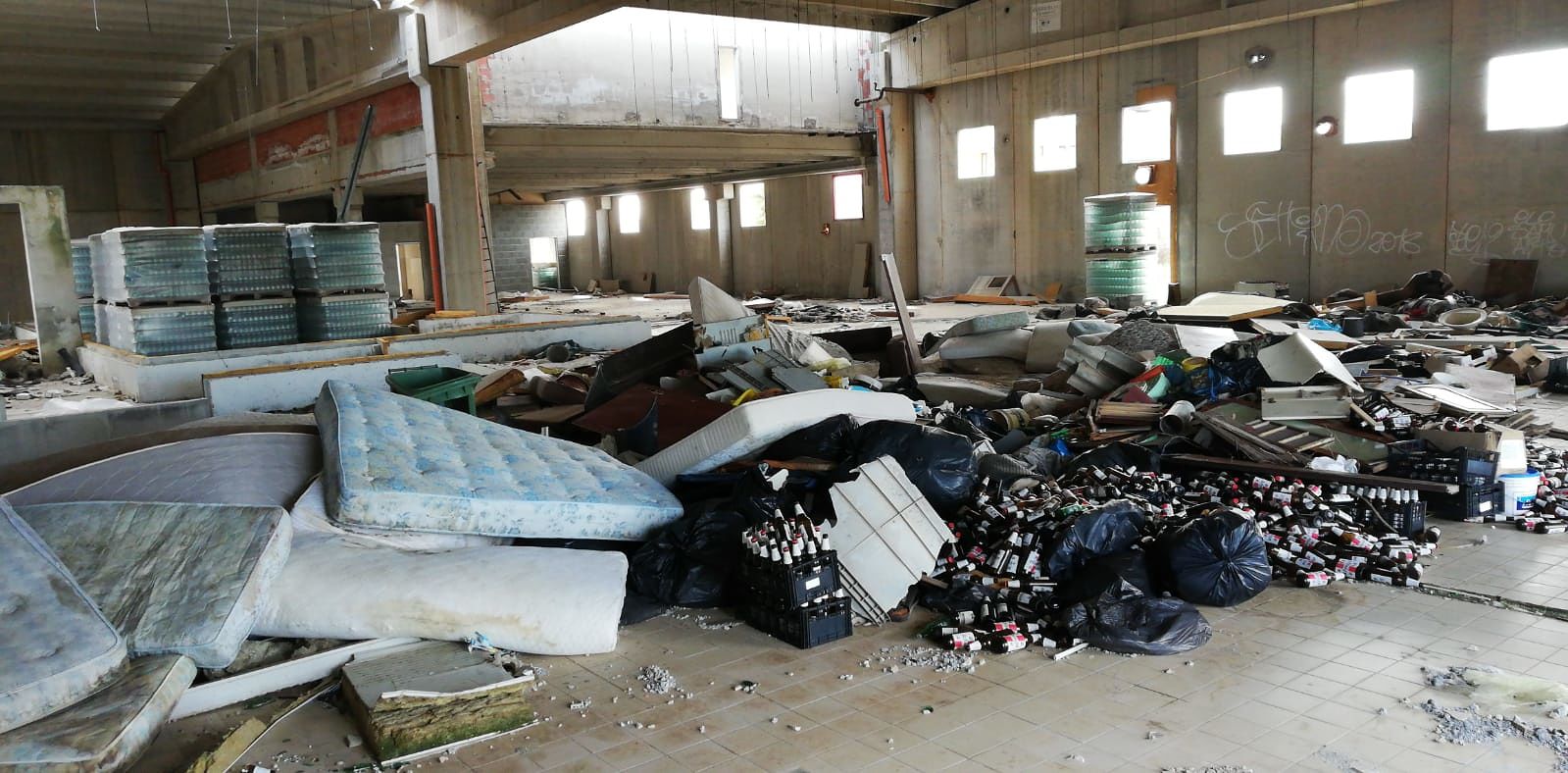 Materassi luridi e un mare di bottiglie di birra, “capannone-discarica a Settimo San Pietro”
