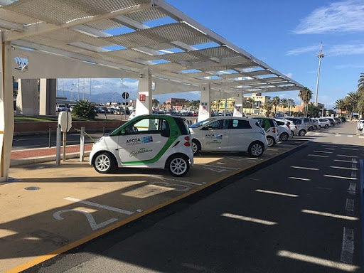 Cagliari, il pass sosta comunale non vale al porto: multa all’auto elettrica
