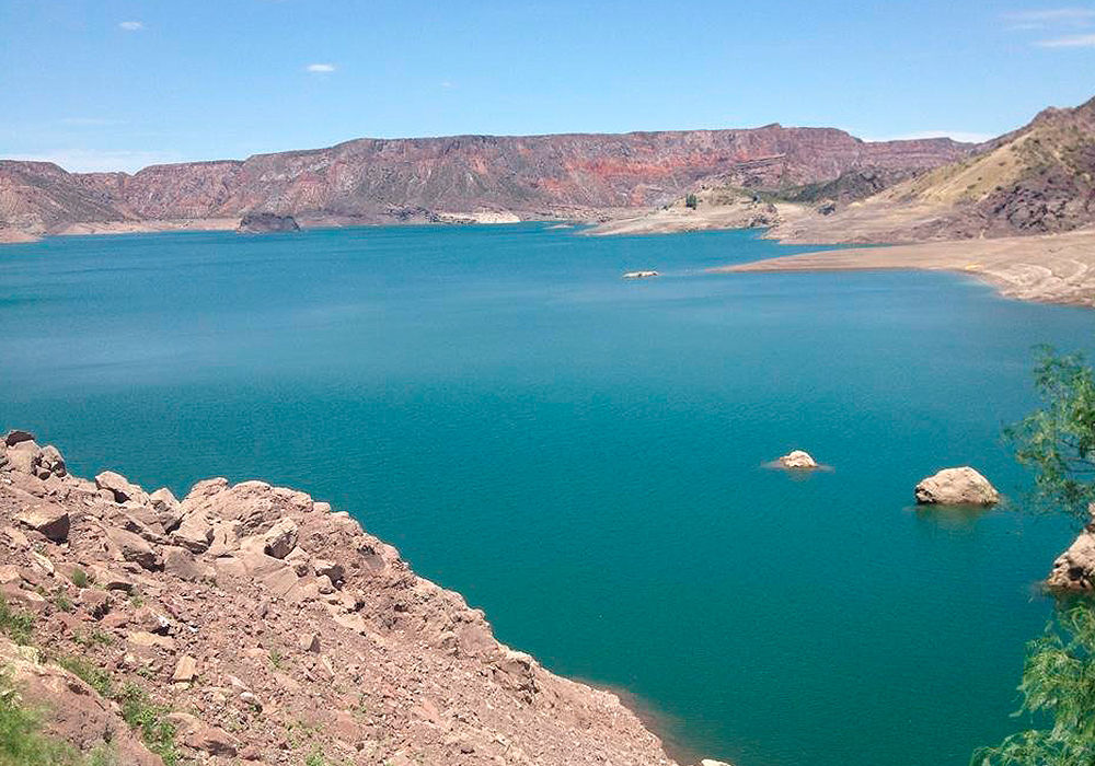 I genitori fanno sesso in mare, la bimba di due anni resta con la sabbia sino al collo
