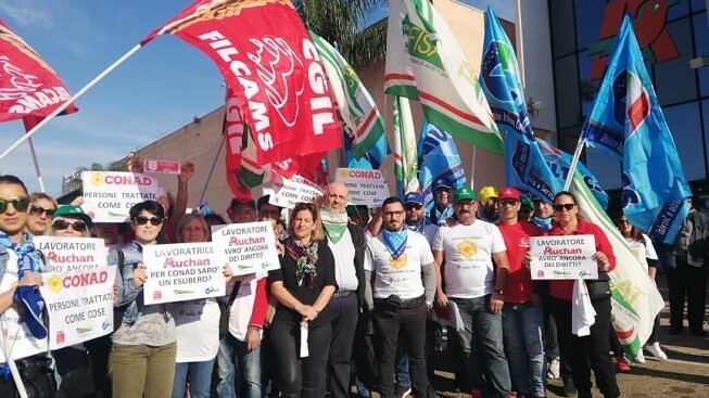 Cagliari, la bella notizia: “Scongiurati per tutto il 2020 i licenziamenti dei 738 lavoratori Auchan”