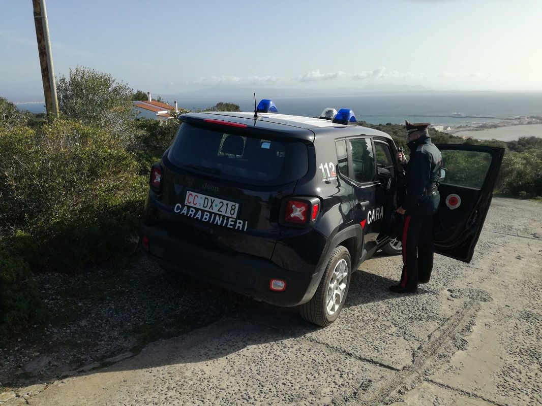 Carloforte, picchia il marito davanti alle figlie: moglie violenta denunciata