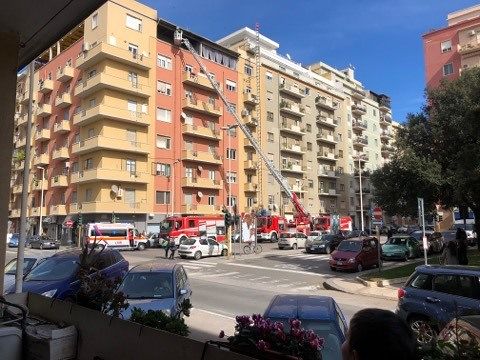 Cagliari, momenti di paura in via Cavaro per un incendio in una palazzina: domato dai vigili del fuoco