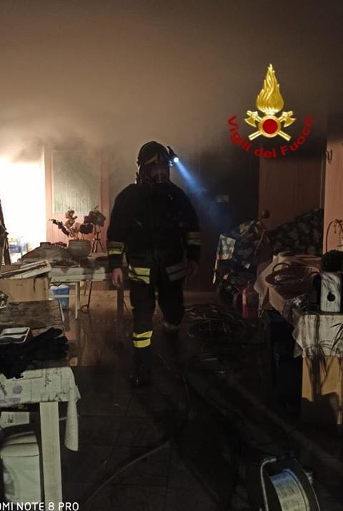 Chia, fiamme alte in una villetta: i carabinieri salvano una persona anziana