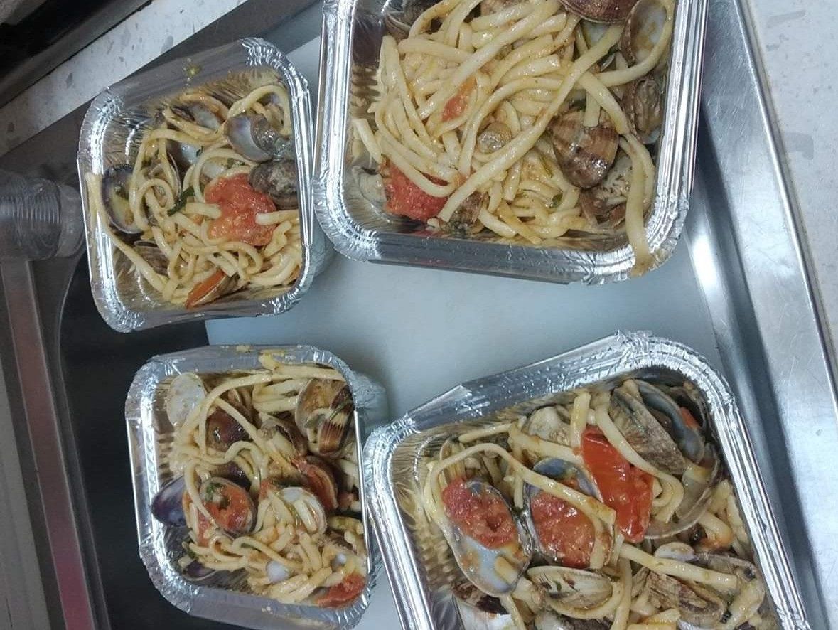 Cagliari, solidarietà senza confini: ristoratore cinese dona pasta con vongole e polpette ai poveri