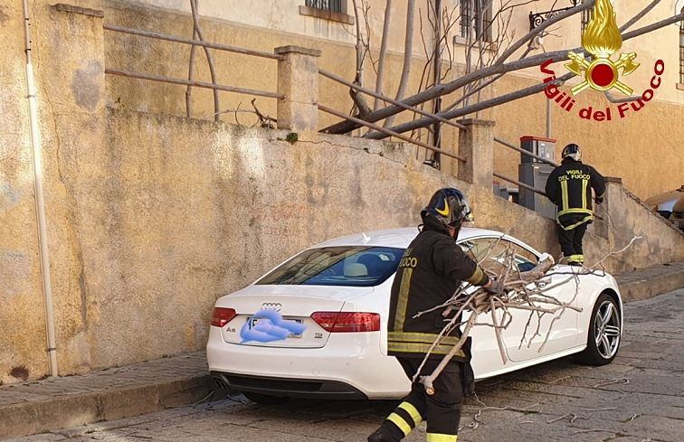 La bufera prende a schiaffi la Sardegna: paura e danni in Gallura