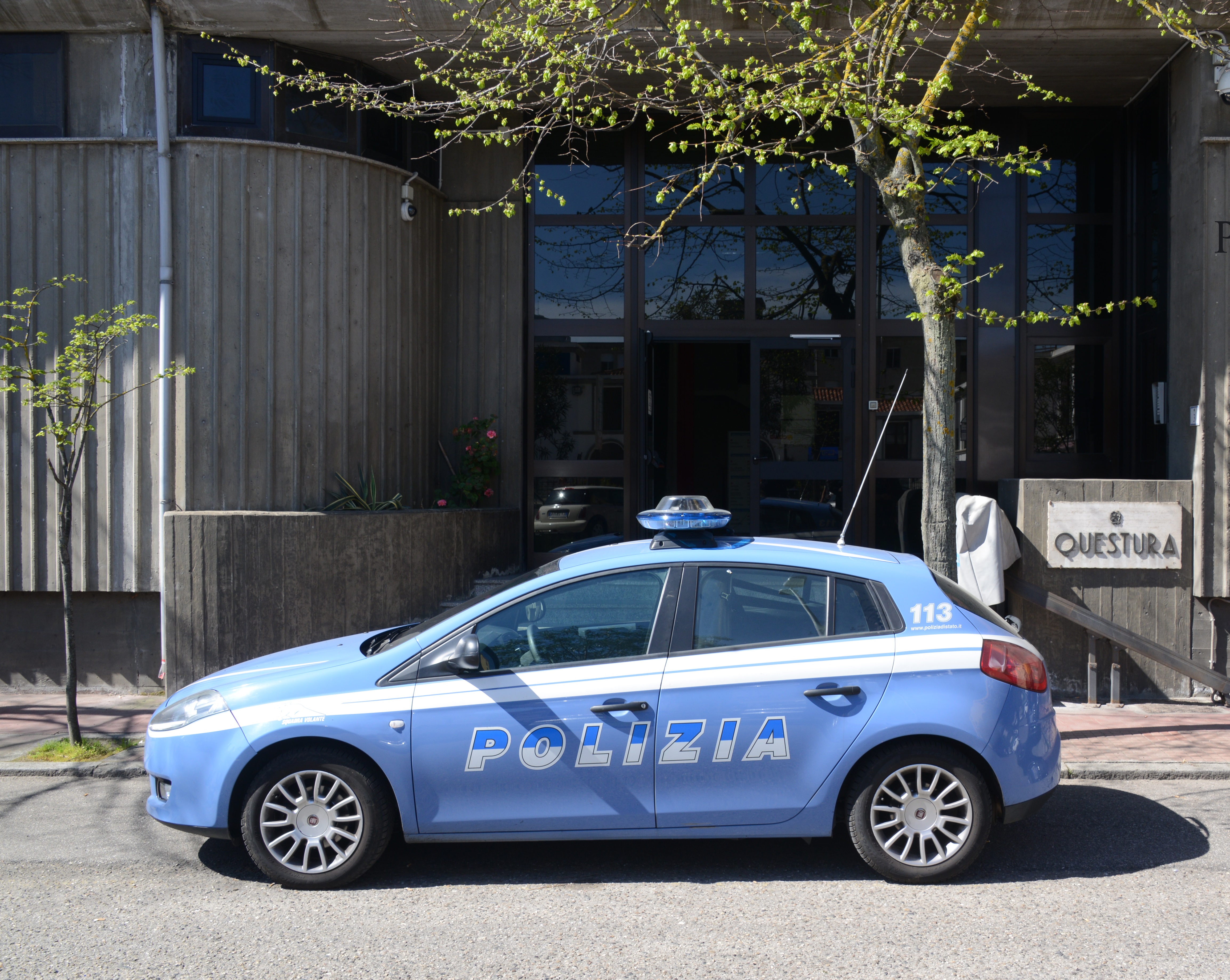 Sfonda i vetri di alcune auto e fa la pipì davanti ai poliziotti, giovane nuorese nei guai