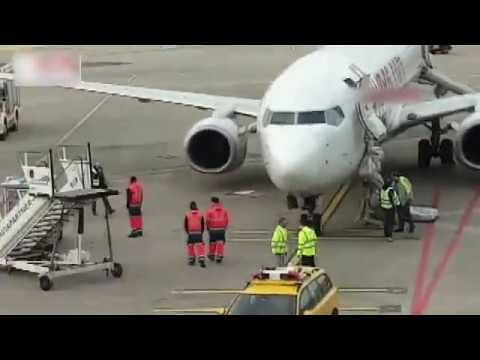 Germania: aereo atterra e prende fuoco. I 163 passeggeri vengono evacuati dagli scivoli d’emergenza – VIDEO