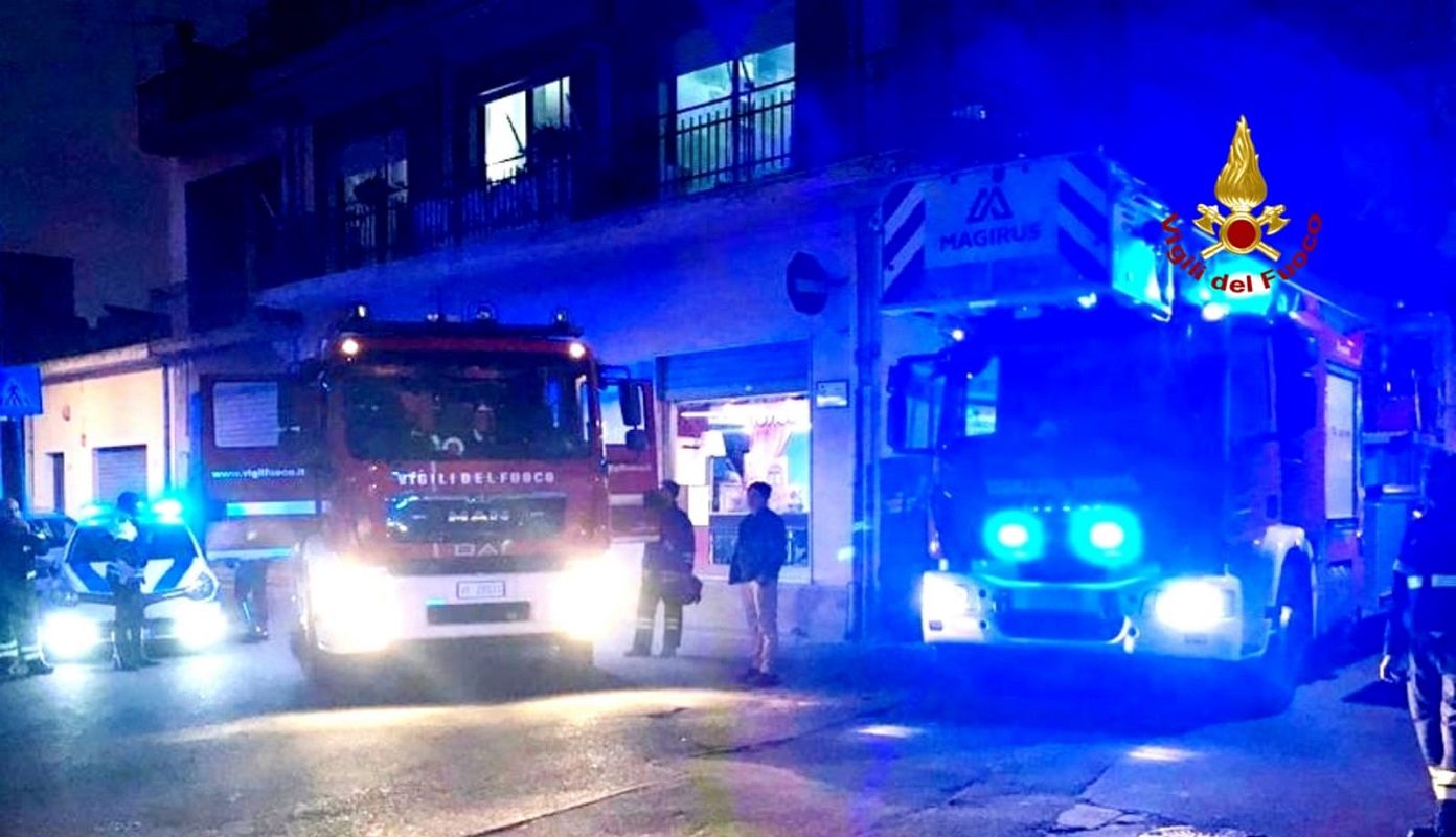 Incendio ad Assemini, casa in fiamme in via Tevere