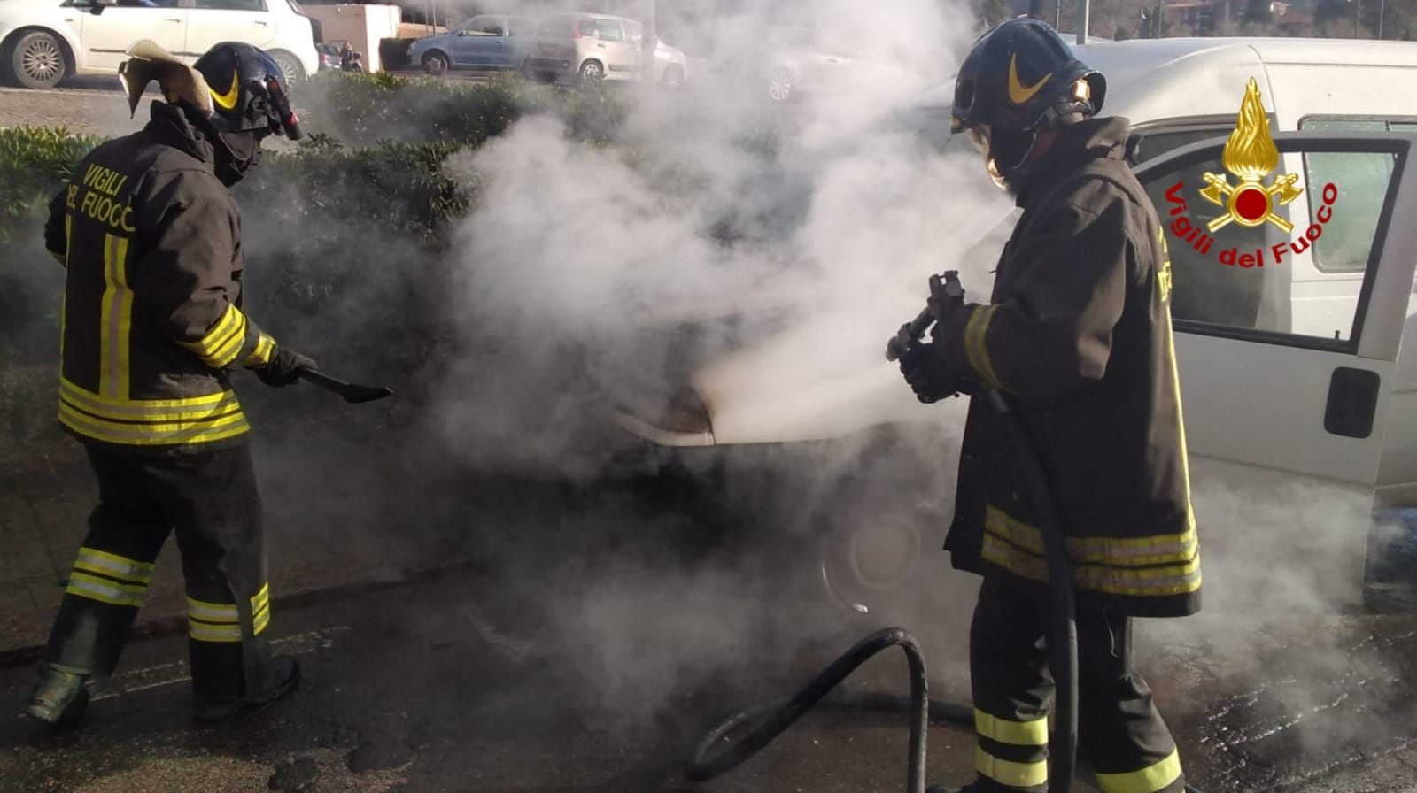 Paura a Iglesias, furgoncino in transito prende fuoco in via Valverde