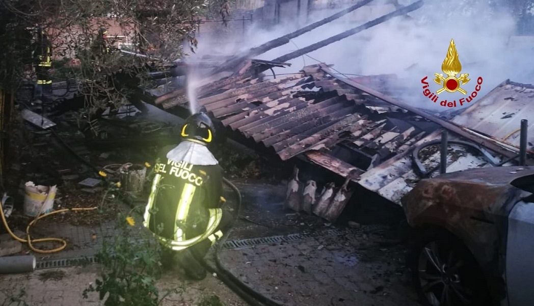 Fuoco e paura a Selargius, casolare distrutto da un vasto incendio