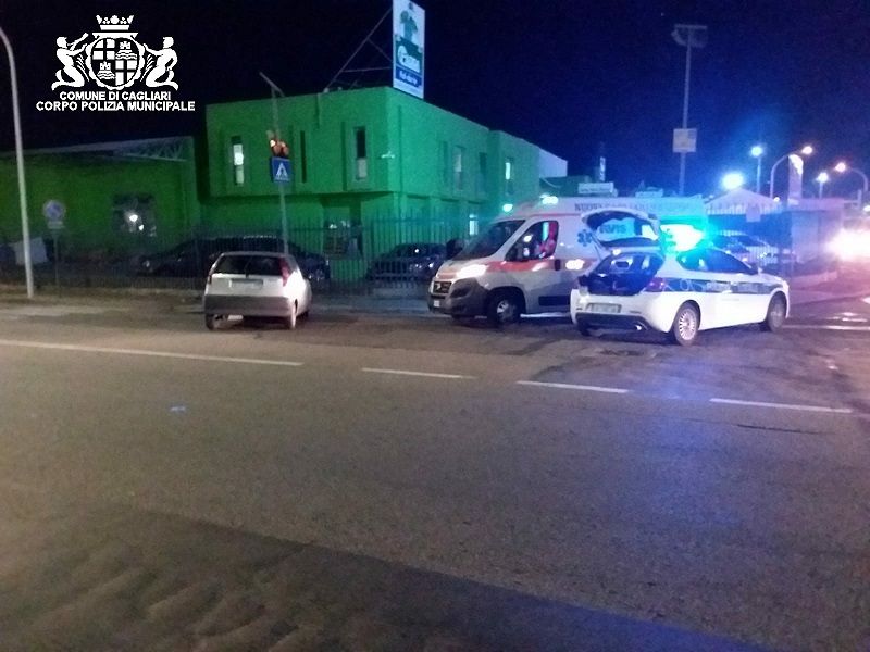 Cagliari, sbanda con l’auto e colpisce un palo in via Calamattia: 90enne ferito