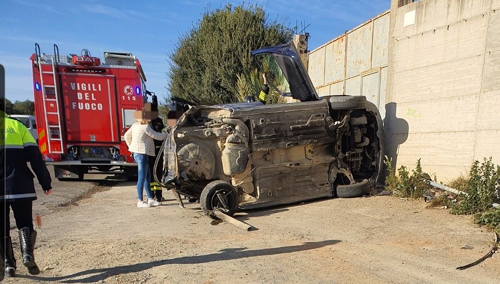 Paura a Sinnai, auto ribaltata dopo uno scontro frontale: 3 feriti, uno è grave