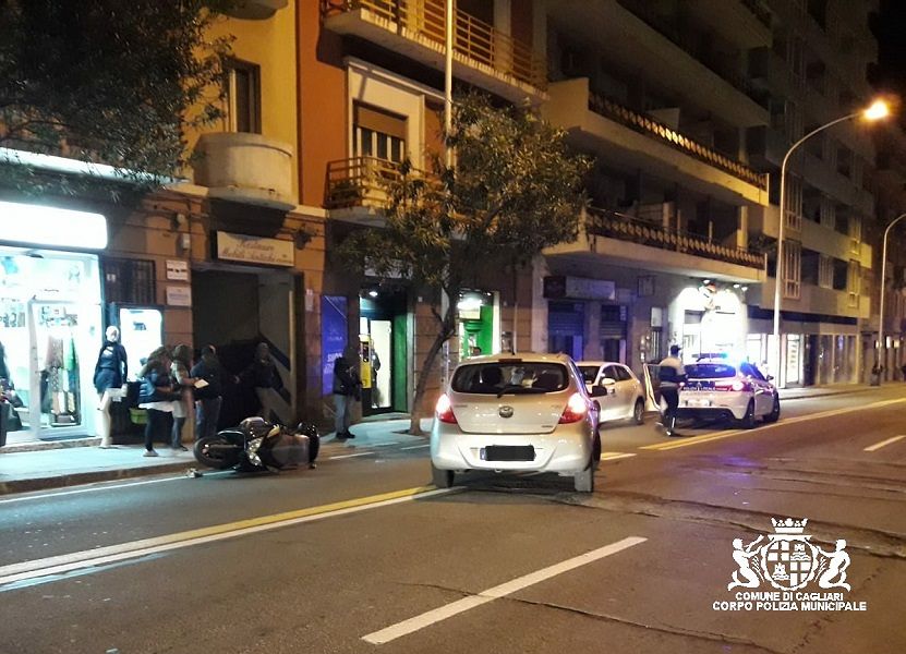 Cagliari, auto contro scooter in via Sonnino: ferito un centauro