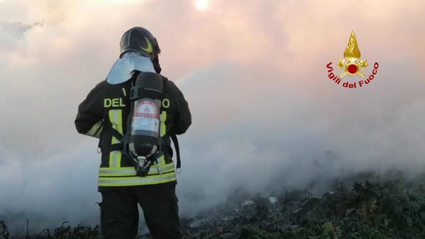 Cagliari, vasto incendio al campo nomadi: diverse bombole Gpl coinvolte dalle fiamme