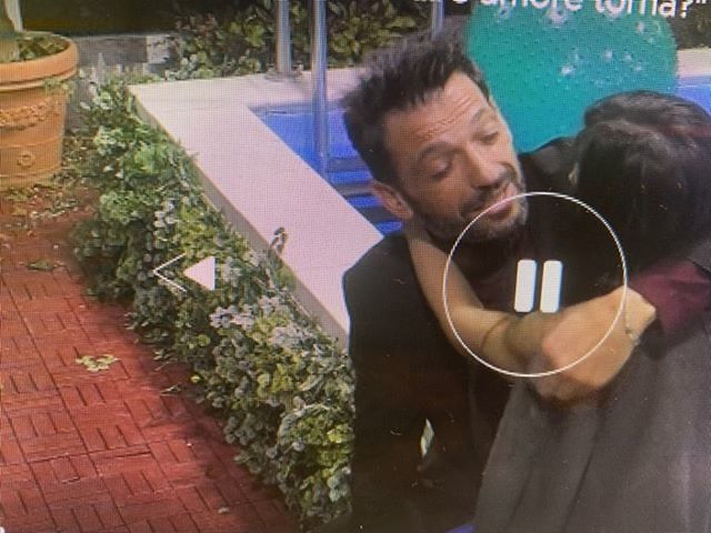 GfVip, Serena Enardu e Pago insieme a letto: baci, abbracci e movimenti sotto le coperte