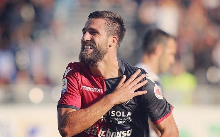 Pavoletti, incredibile sfortuna per l’attaccante del Cagliari: nuova lesione al legamento crociato