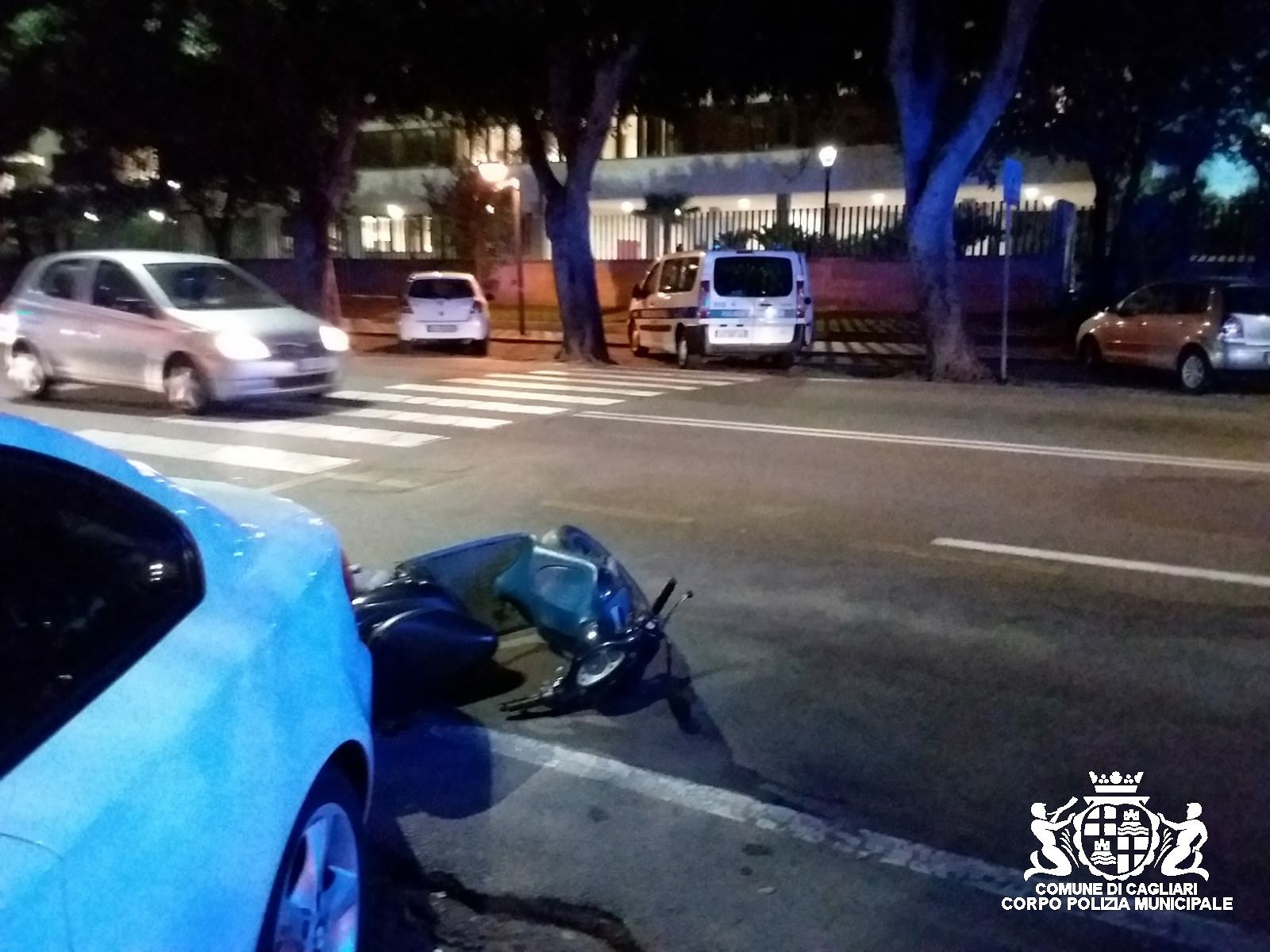 Paura a Cagliari, scooter travolge un pedone in viale Trieste: 2 feriti