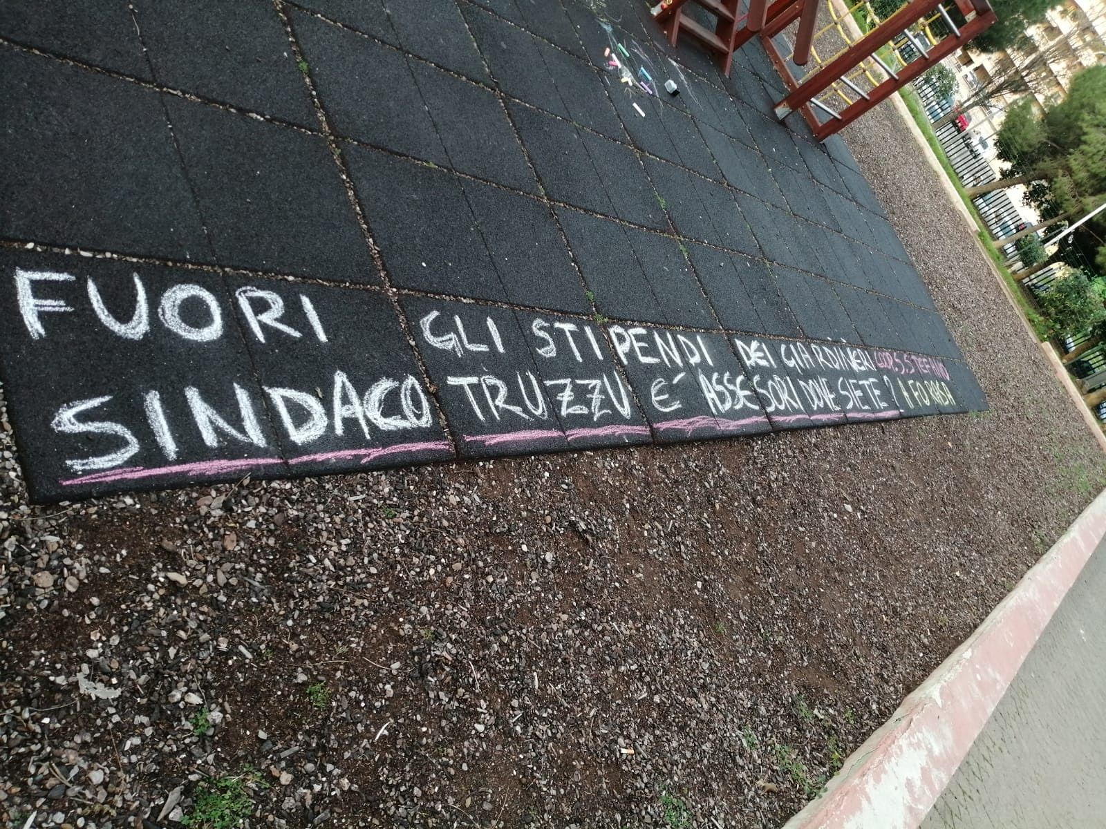 Cagliari, in rivolta i lavoratori dei parchi comunali: “Non ci pagano da due mesi”