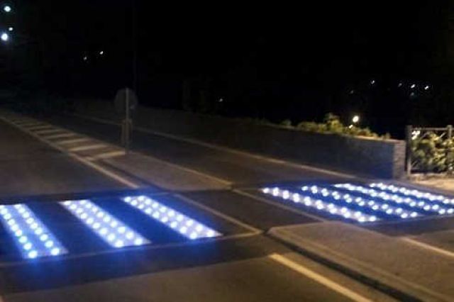 Auto a folle velocità e stragi di passanti a Cagliari: sì alle strisce pedonali illuminate a led