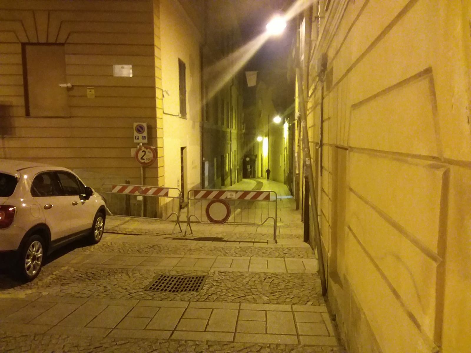 Cagliari, crolli a Castello: va giù un cornicione e via Lamarmora chiude al traffico