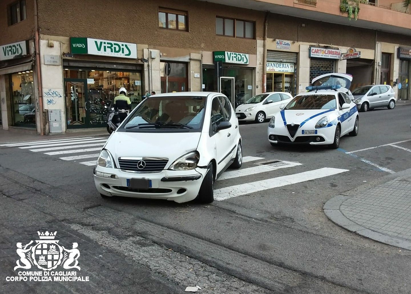 Cagliari, tampona due auto in pochi minuti a San Benedetto: grave un anziano