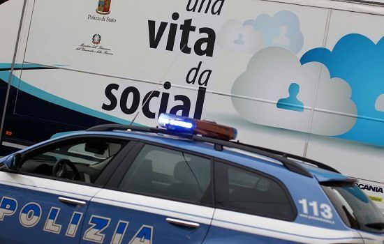 Lotta al cyberbullismo, la polizia incontra i ragazzi a Cagliari
