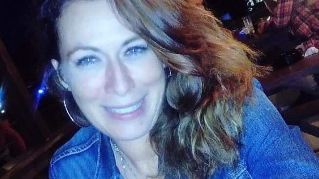 “Zdenka uccisa in Sardegna: l’assassino nonostante i divieti l’ha accoltellata in un bar terrorizzando due bimbe”